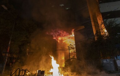 VIDEO Nasilni prosvjedi u Bangladešu: Policija rastjerava prosvjednike, zgrade u plamenu