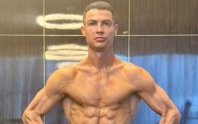 Cristiano Ronaldo pozirao bez majice u teretani