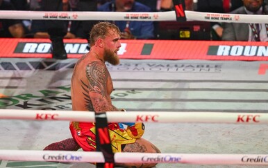 Jake Paul usred izjave zastao pa ispljunuo krv: "Slomio mi je čeljust"