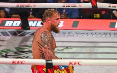 Jake Paul usred izjave zastao pa ispljunuo krv: "Slomio mi je čeljust"