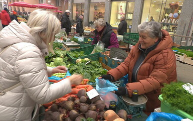 Gužve na tržnicama uoči blagdana, ali novčanici sve tanji: "S ovolikom mirovinom si to ne možemo priuštiti"
