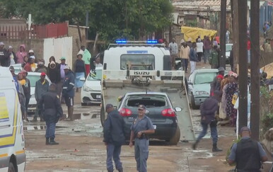 Masovna pucnjava u restoranu: Napadači otvorili paljbu iz minibusa i limuzine, 9 osoba ubijeno