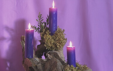 Zapaljena četvrta adventska svijeća