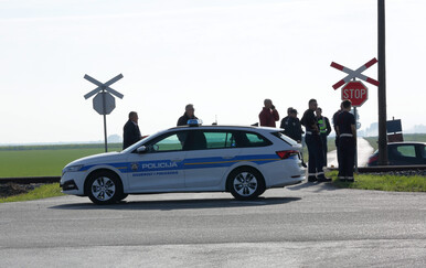 Nesreća u Slavoniji: Vlak na pružnom prijelazu naletio na automobil
