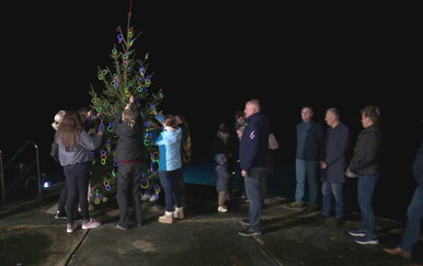 VIDEO Neobična tradicija na Jadranu: Pogledajte kako izgleda potapanje okićenog božićnog drvca u more