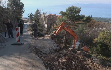 Tijekom izgradnje kuće uništili im jedinu pristupnu cestu: "Ne možemo nigdje"