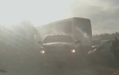 Kamera snimila lančani sudar, gledatelji misle da je za sve kriv prirodni fenomen