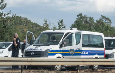 Teška nesreća na A3: Vozač izletio s ceste i zabio se u stablo