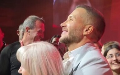 Saša Kovačević sišao u publiku kako bi pozdravio majku, video sve raznježio