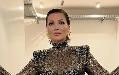 Nina Badrić za nastup u Opatiji odjenula glamuroznu haljinu