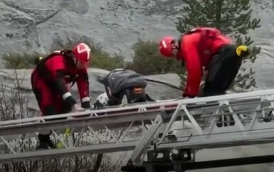 Nevjerojatna snimka: Pobješnjela rijeka poplavila obiteljski dom: Spasioci uspjeli izvući bebu