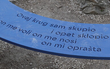 Na vidikovcu u Makarskoj postavljena klupa posvećena frontmenu EKV-a: Ubrzo je stigla prijava policiji, evo što se dogodilo