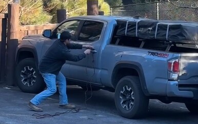 Medvjed provalio u automobil i zatvorio se, vlasnici imali što vidjeti kad su ga oslobodili