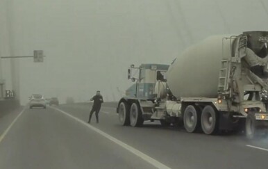 Za dlaku izbjegao fatalnu nesreću na mostu, umalo ga je pokosio kamion