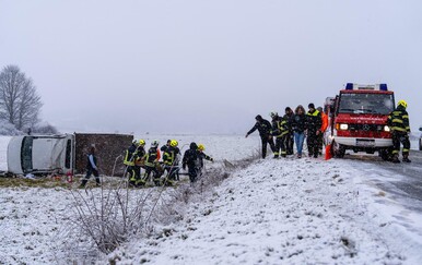 Kaos u prometu: Teretno vozilo sletjelo s ceste, ozlijeđena jedna osoba, u pomoć morali i vatrogasci