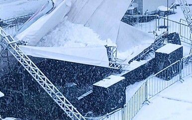 Urušila se pozornica postavljena za Advent