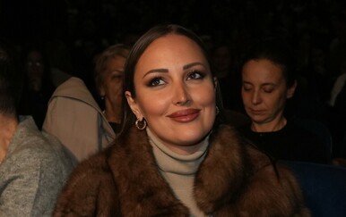 Aleksandra Prijović u Frame midi suknji na koncrtu Emine Jahović 2025.