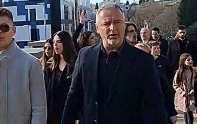 Thompson ispred KBC-a Split pjevao božićne pjesme pacijentima