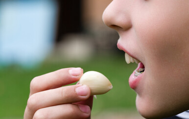 Neugodan dah ali zdravi zubi: Ulazi li češnjak u stomatologiju?