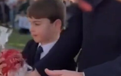 Princ Louis nasmijao fanove reakcijom na poklon koji je dobio od fanova poslije božićne mise