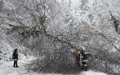 Treći dan bez struje, blagdani u mraku i mobiteli koji se pune u kafićima 15 kilometara dalje – stvarnost je to stanovnika Ivanečke Željeznice i okolice