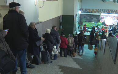 Krenule su pripreme za Novu godinu. Tržnice su pune kupaca