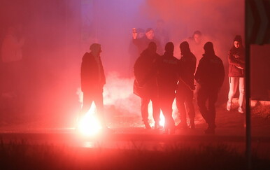 Ovako su se fanovi zagrijavali ispred Arene prije Thompsonovog koncerta