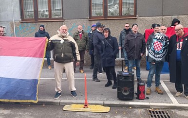 Policija pred Tomaševićevim stanom