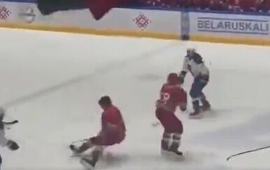 Aleksandar Lukašenko pao na ledu dok je igrao hokej
