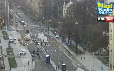 Uklonjen Ćacilend ispred Narodne skupštine u Beogradu