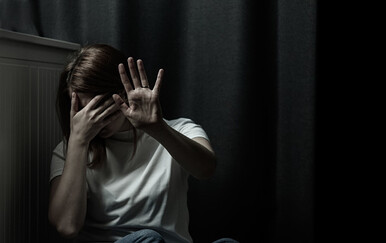 Užas na obali: Muškarac isprebijao ženu, uperio pušku u nju