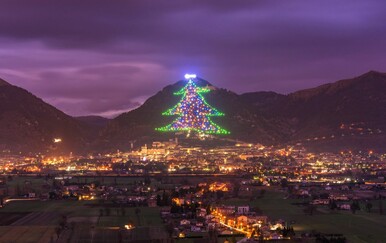 Veliko kao 30 nogometnih igrališta: Najveće božićno drvce na svijetu obasjava gradić u središtu Čizme