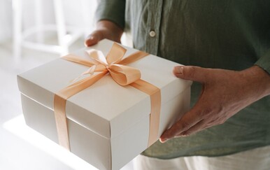 Nepristojne stvari koje nikada ne biste trebali napraviti ili reći kada nekome dajete poklon