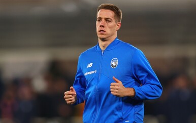 FOTO Mario Pašalić dočekan dirljivom porukom navijača Atalante nakon smrti oca