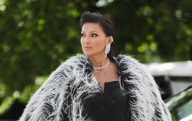 Nina Badrić u pripijenoj crnoj dugoj haljini i raskošnoj bundi