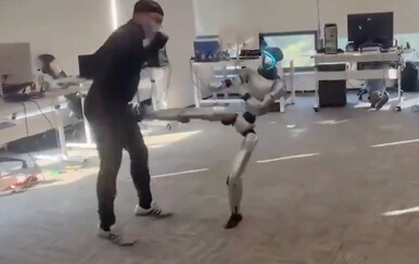 Viralan video kruži internetom: Robot udario muškarca u najbolnije mjesto