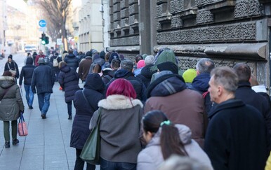 Građani satima čekaju na red u centru grada na zamjenju kovanica kuna u eure