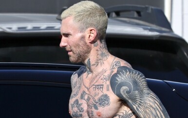 Adam Levine pokazao isklesano tijelo i broje tetovaže