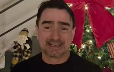 Jole pokazao božićno drvce