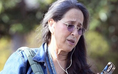 Maggie Wheeler snimljena u šetnji