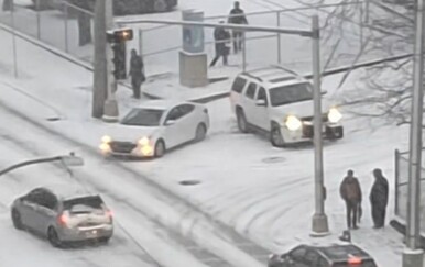 Snijeg izazvao opći kaos na prometnici, vozači potpuno izgubili kontrolu