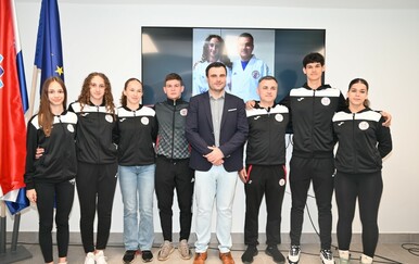 Župan Ivan Celjak s članovima Karate kluba Tigar Sisak