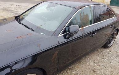 Automobil zasut izmetom (Foto: Bojan Milijašević)