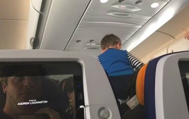 Dječakovi vriskovi su osam sati putnicima zagorčavali let (FOTO: YouTube/Screenshot)
