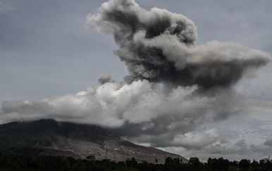 Vulkan na Sumatri je aktivan (Foto: AFP)