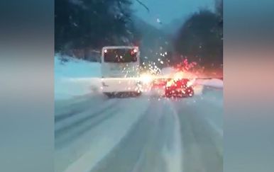 Autobus pretječe automobile na snijegom prekrivenoj cesti (Foto: Čitatelj)
