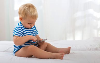 Dijete s mobitelom (Foto: Getty Images)