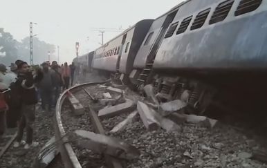 U izlijetanju vlaka iz tračnica u Indiji poginulo je sedmero ljudi (Foto: APTN)