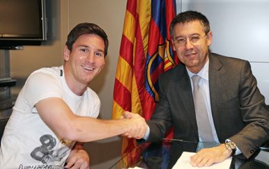 Lionel Messi i Josep Maria Bartomeu (Foto: AFP)