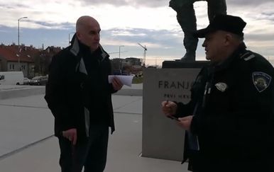 Zorana Ercega pred spomenikom Franji Tuđmanu legitimirala policija (Foto: Dnevnik.hr)